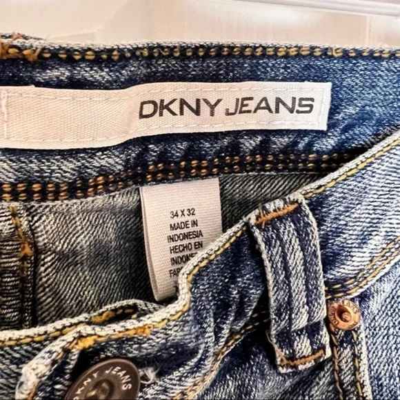 DKNY vintage wash mens jeans. Great fit. Size 34/32 like new - Picture 4 of 5